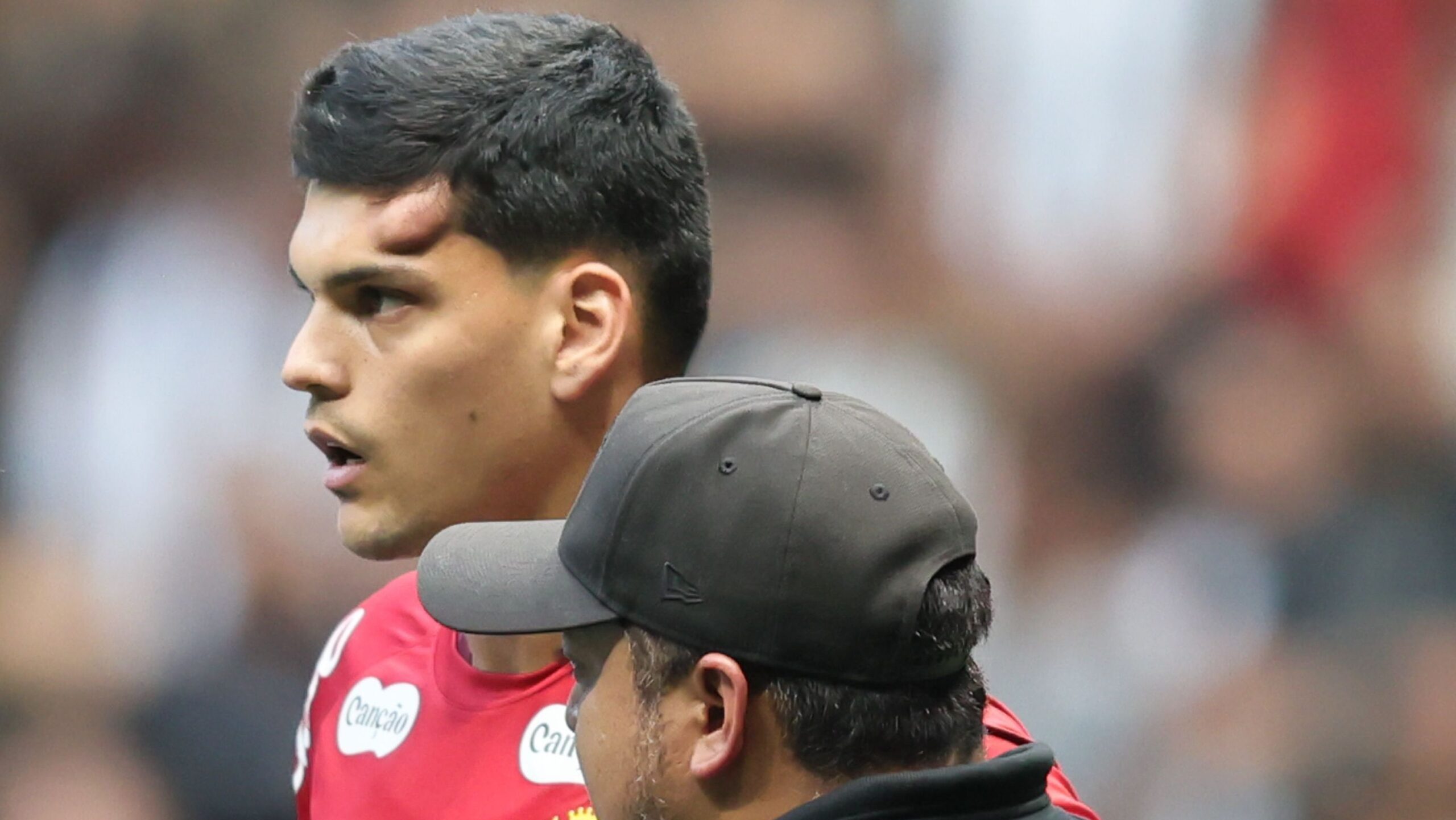 Brazão, do Santos, é retirado de ambulância após choque com atleta do Galo Brazão, do Santos, é retirado de ambulância após choque com atleta do Galo