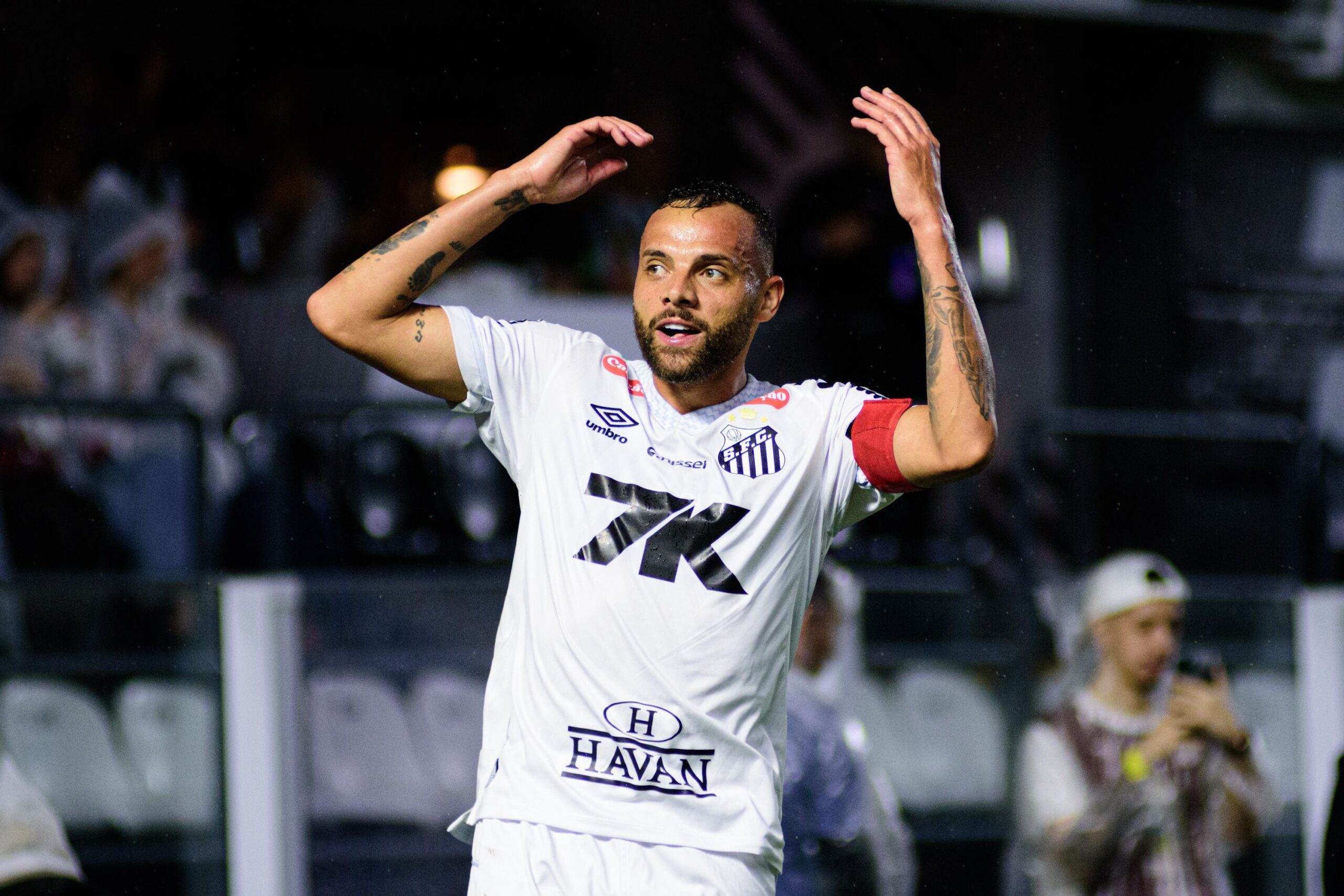 Santos vence o São Paulo e abre quatro pontos do Z4 do Brasileiro Santos vence o São Paulo e abre quatro pontos do Z4 do Brasileiro