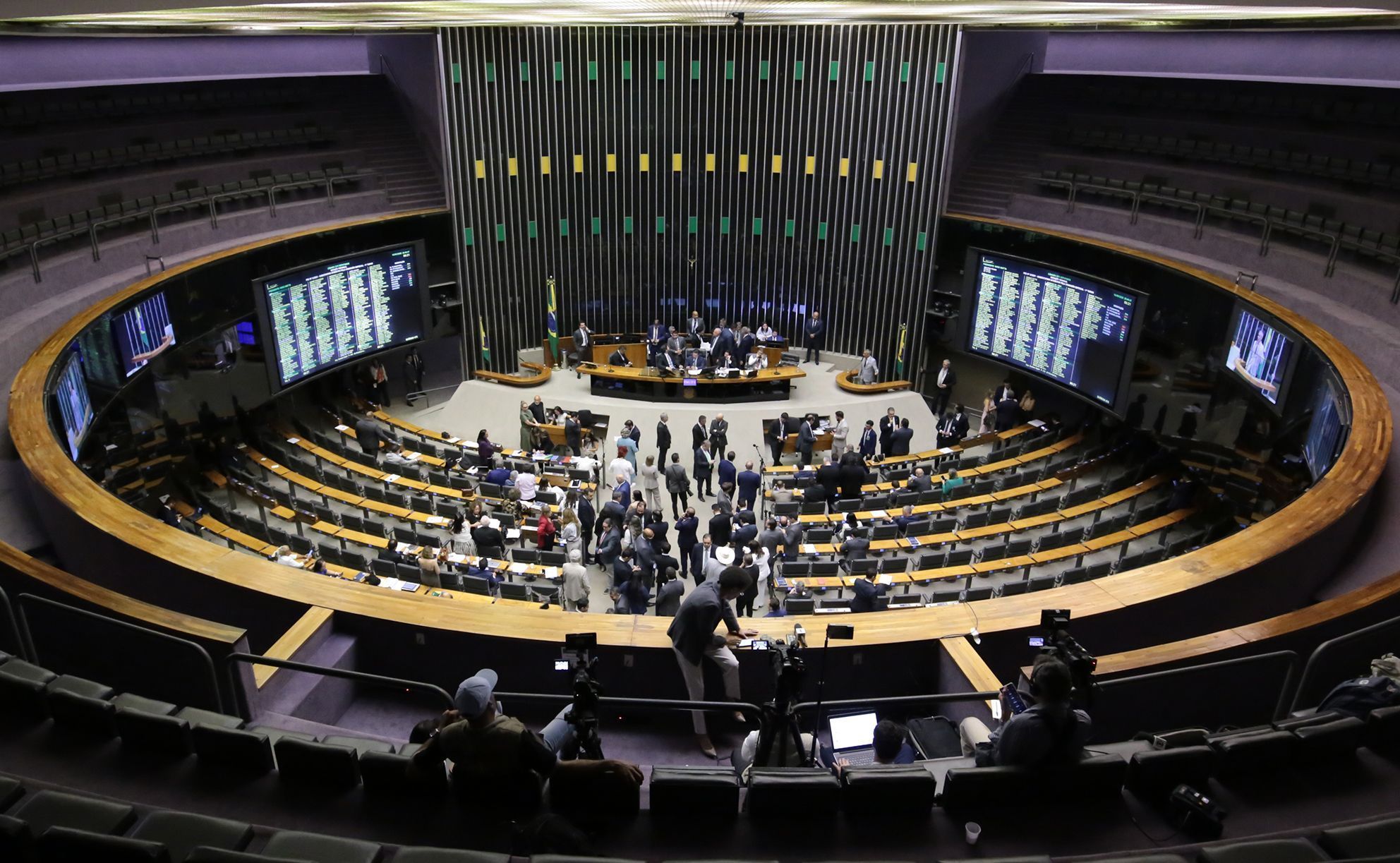PEC da Blindagem: quase todo PL vota a favor; PT tem 10 deputados PEC da Blindagem: quase todo PL vota a favor; PT tem 10 deputados