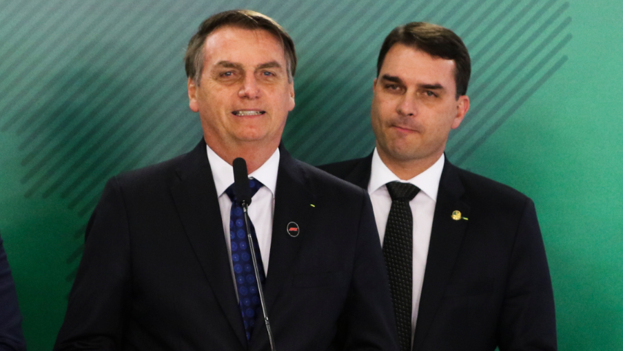 Flávio diz que câncer de Bolsonaro é resultado de “perseguição incessante” Flávio diz que câncer de Bolsonaro é resultado de “perseguição incessante”