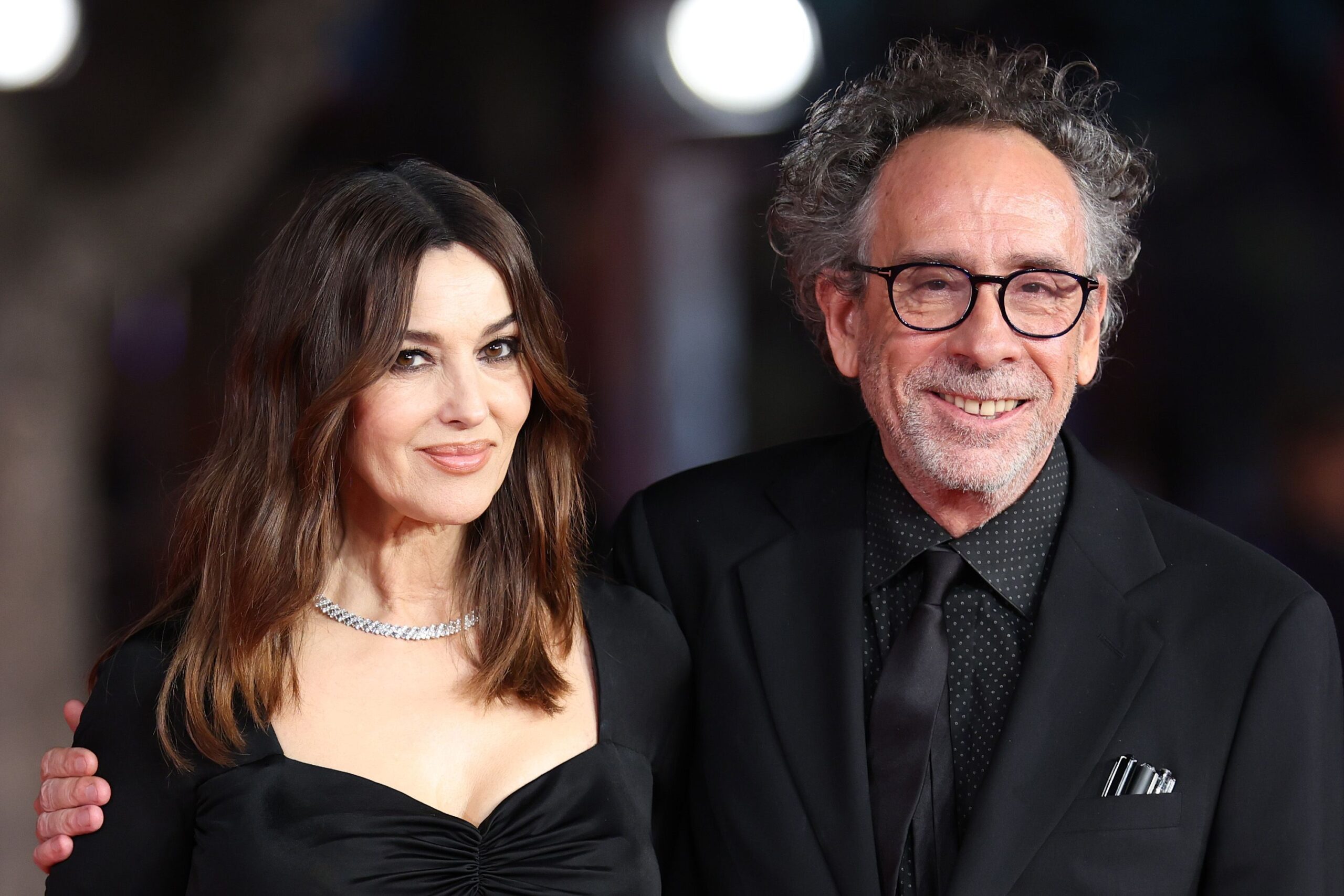 Tim Burton e Monica Bellucci anunciam fim do relacionamento após 2 anos Tim Burton e Monica Bellucci anunciam fim do relacionamento após 2 anos
