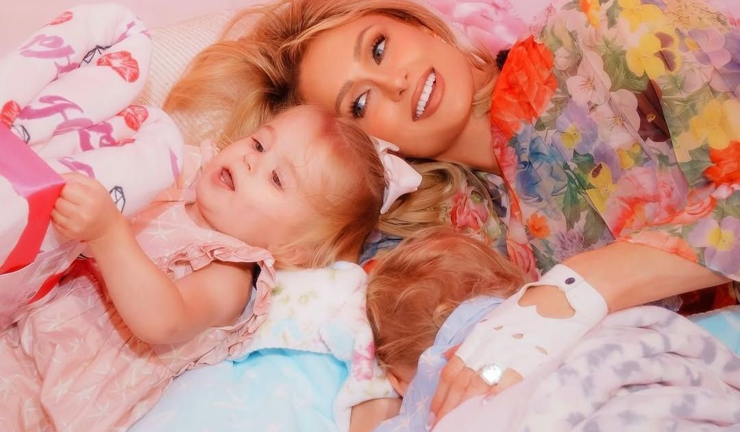 Paris Hilton abraça maternidade e lança série infantil para ver em família Paris Hilton abraça maternidade e lança série infantil para ver em família