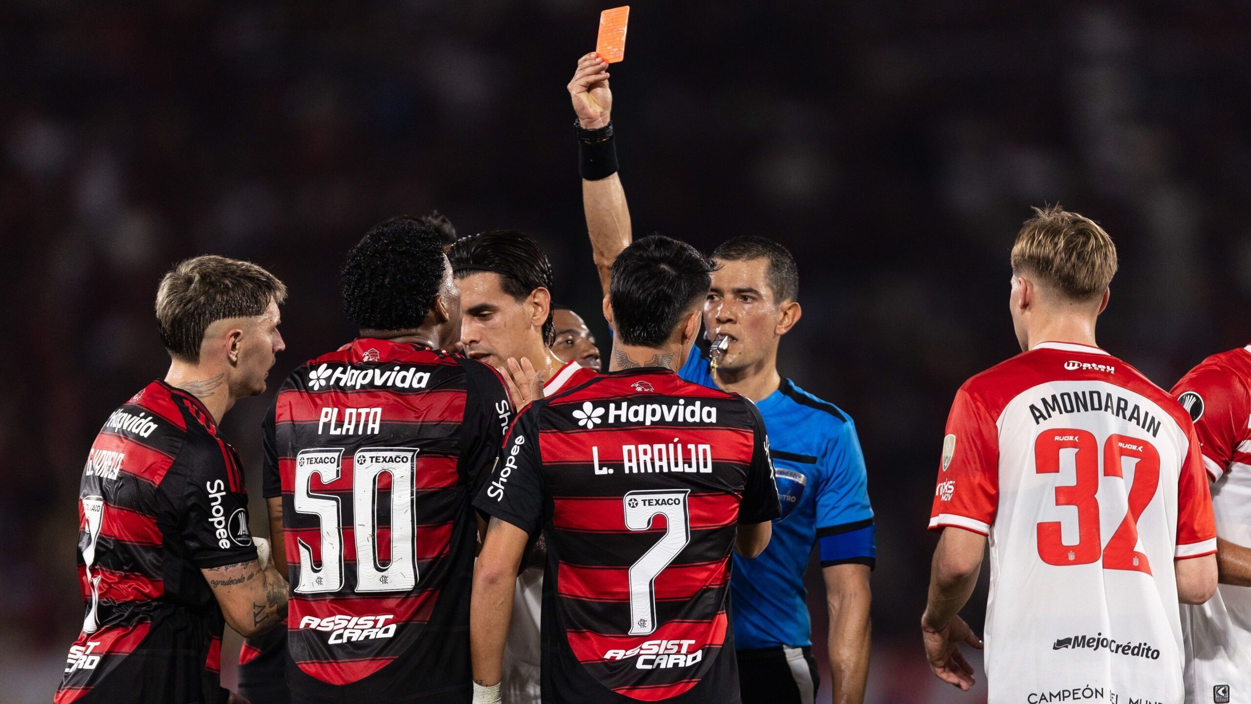 Gol relâmpago, expulsão polêmica: os lances de Flamengo 2 x 1 Estudiantes Gol relâmpago, expulsão polêmica: os lances de Flamengo 2 x 1 Estudiantes