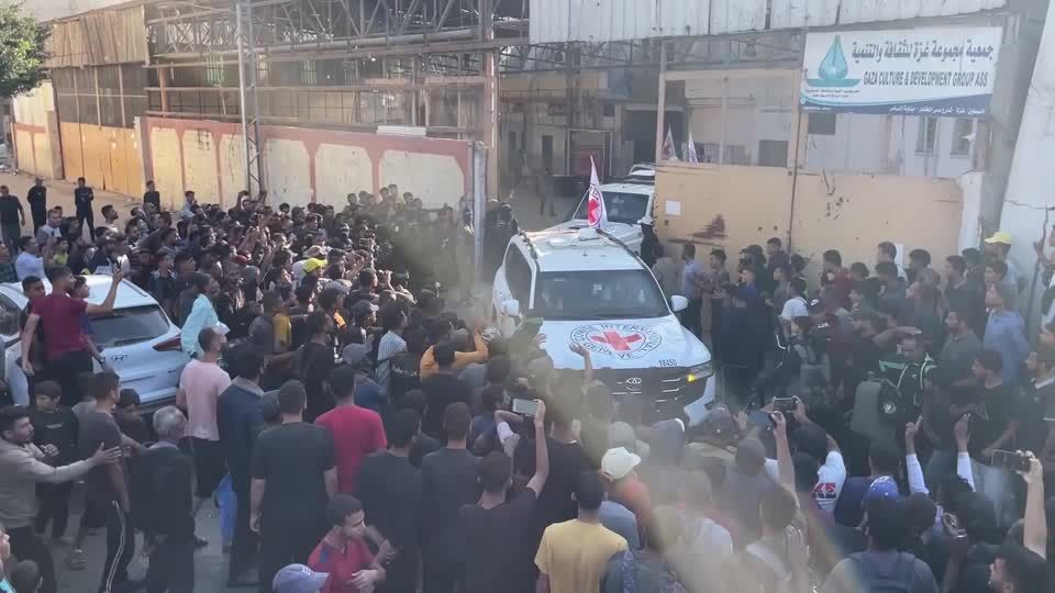 Primeiros reféns do Hamas chegam a base militar em Israel após serem soltos