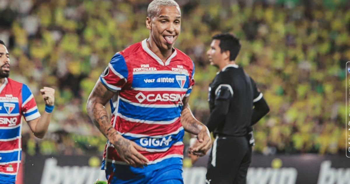 Deyverson acerta carrinho em preparador físico do São Paulo; veja Deyverson acerta carrinho em preparador físico do São Paulo; veja