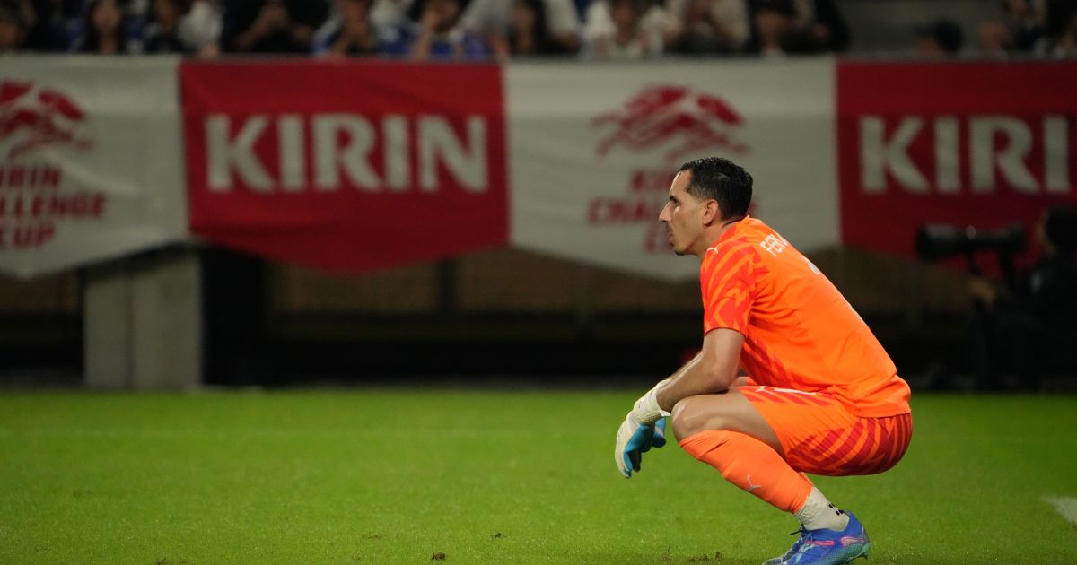 Ex-Botafogo, Gatito Fernández tem duas falhas bizarras em Japão x Paraguai Ex-Botafogo, Gatito Fernández tem duas falhas bizarras em Japão x Paraguai