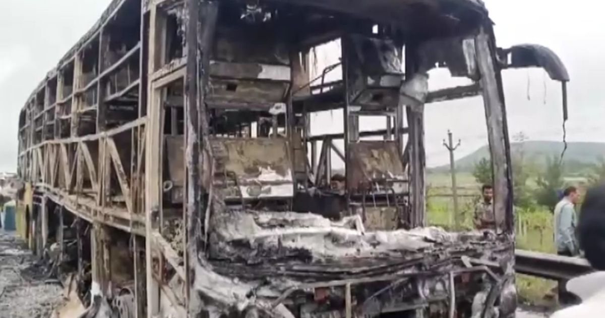 Incêndio em acidente de ônibus deixa 20 mortos Índia, diz mídia local Incêndio em acidente de ônibus deixa 20 mortos Índia, diz mídia local