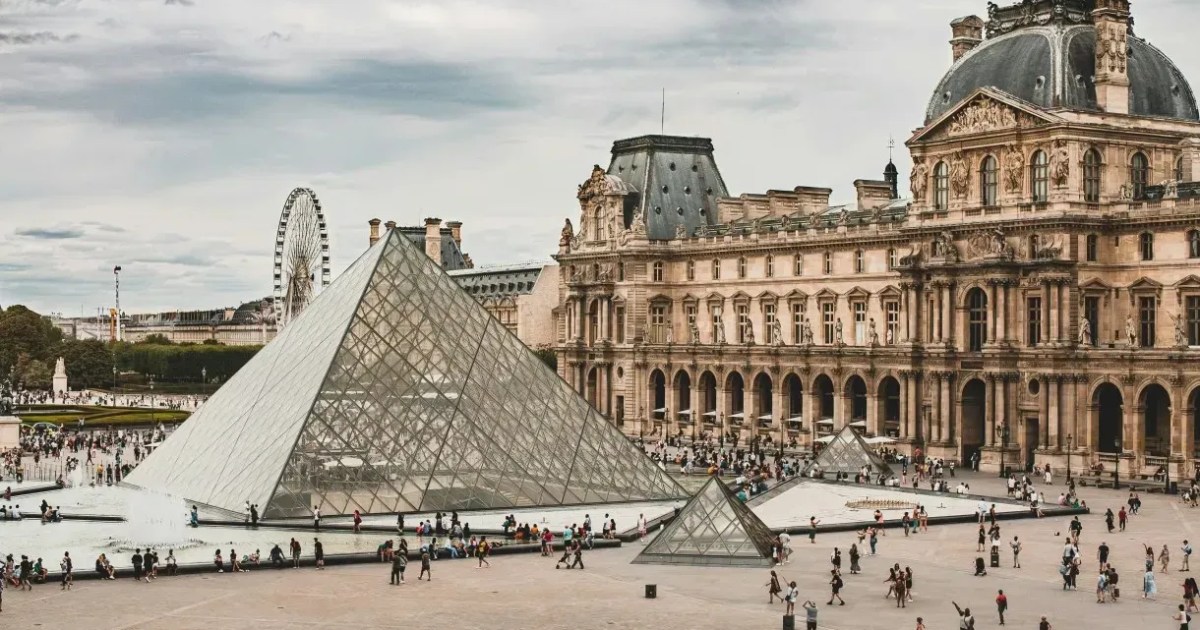 Museu do Louvre é reaberto três dias após roubo de joias