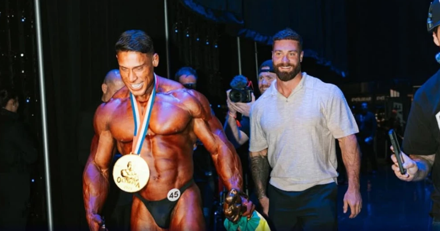 CBum se derrete por Ramon Dino em conquista no Mr. Olympia: “Pura alegria”