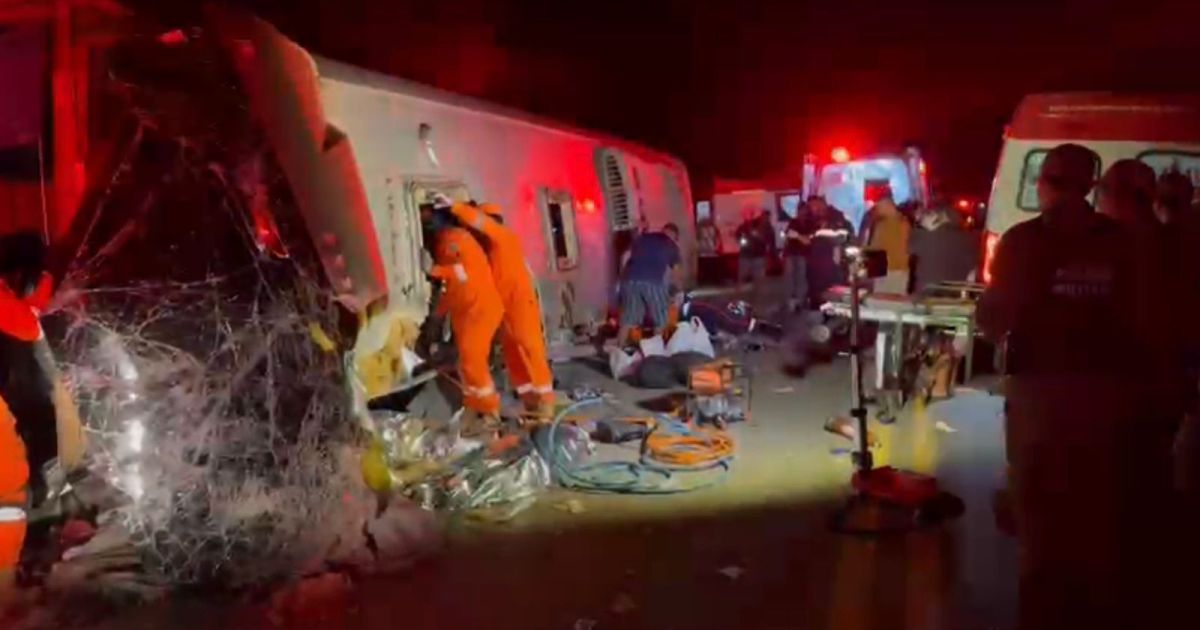 Acidente com ônibus em Pernambuco deixou 15 mortos; veja imagens