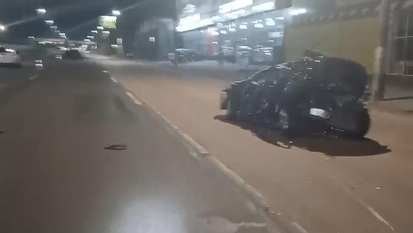 Homem morre e outro é gravemente ferido em acidente entre três carros no RS Homem morre e outro é gravemente ferido em acidente entre três carros no RS