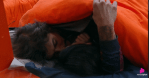 “A Fazenda”: Michelle Barros e Shia se beijam no reality show; veja