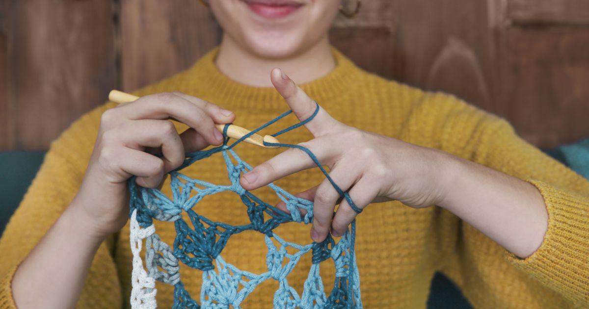 Vinis, CDs e crochê: nostalgia da geração Z impulsiona hobbies analógicos