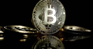 Bitcoin cai abaixo de US$ 87 mil com incerteza sobre juros do Fed