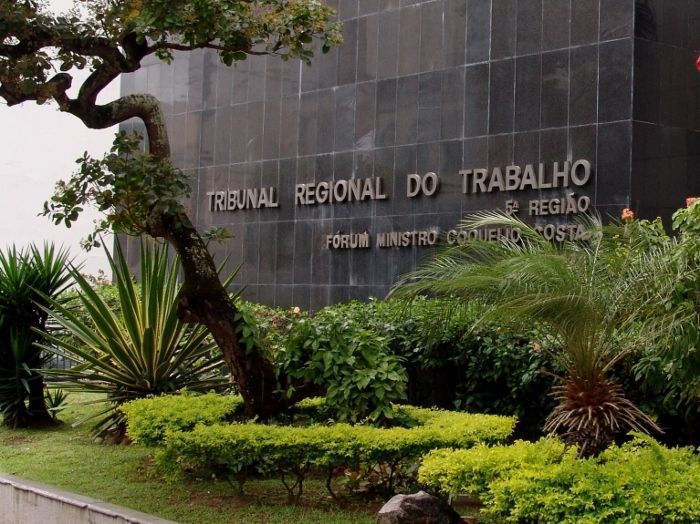 Casal é condenado por fazer filha adotiva de empregada por 20 anos na Bahia Casal é condenado por fazer filha adotiva de empregada por 20 anos na Bahia