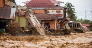 Número de mortos em enchentes na Indonésia sobe para 303