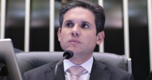 Sob Hugo Motta, Câmara aprova mais urgências e desprestigia comissões