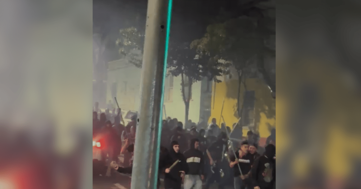 Torcidas organizadas de Corinthians e São Paulo brigam após clássico Torcidas organizadas de Corinthians e São Paulo brigam após clássico