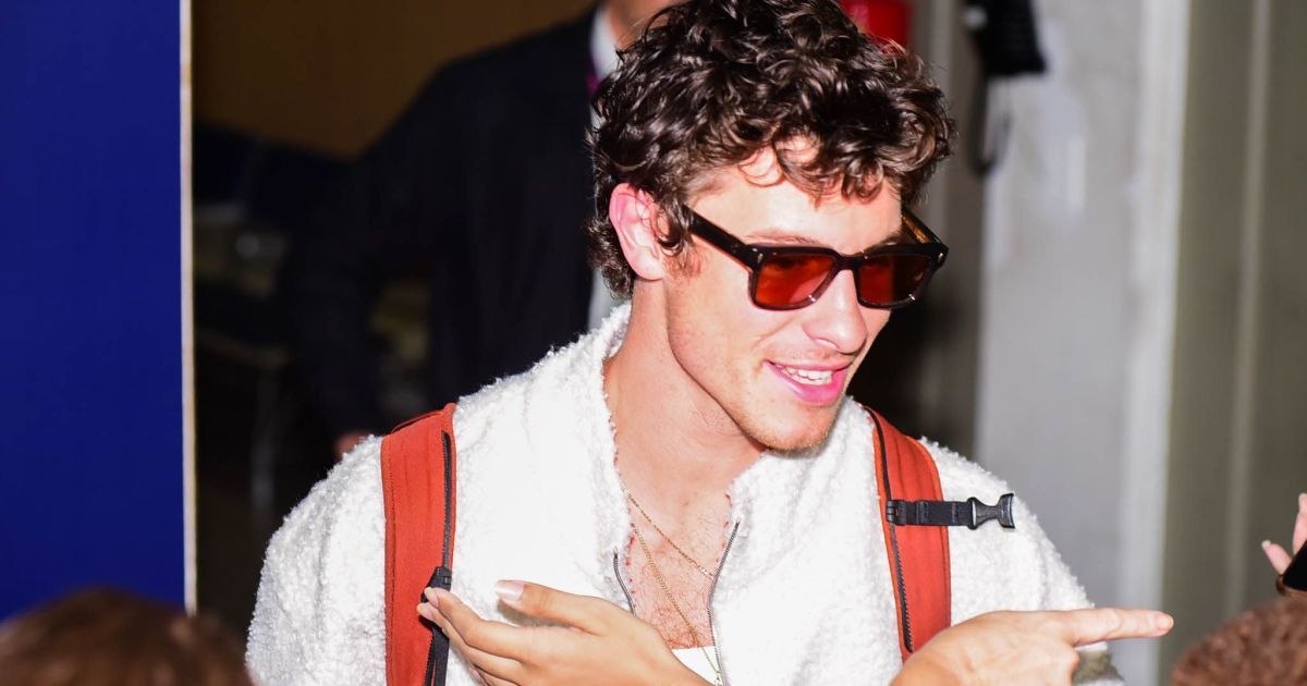 Shawn Mendes é visto comendo pastel em aeroporto de Campinas (SP) Shawn Mendes é visto comendo pastel em aeroporto de Campinas (SP)