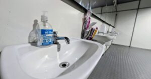 Água acaba pelo 2º dia em banheiros da COP; evento sugere outros sanitários