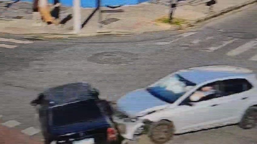 Vídeo: mulher é atingida na faixa de pedestres após colisão de carros em MG