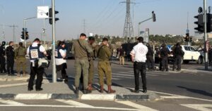 Atentado com carro e faca deixa um morto e três feridos na Cisjordânia