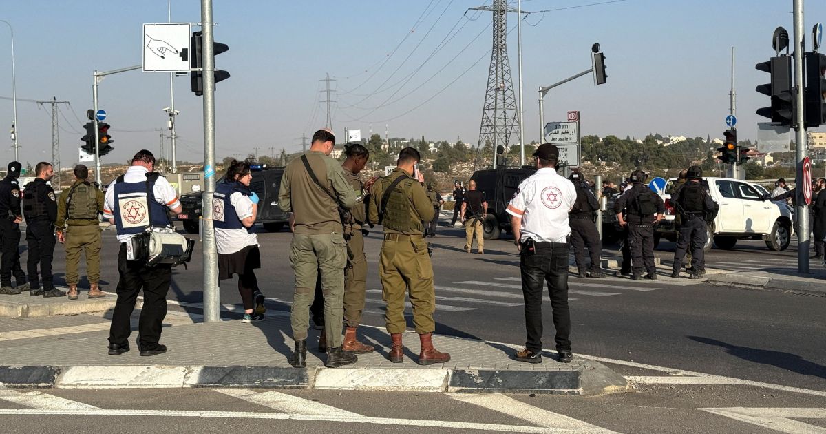 Atentado com carro e faca deixa um morto e três feridos na Cisjordânia Atentado com carro e faca deixa um morto e três feridos na Cisjordânia