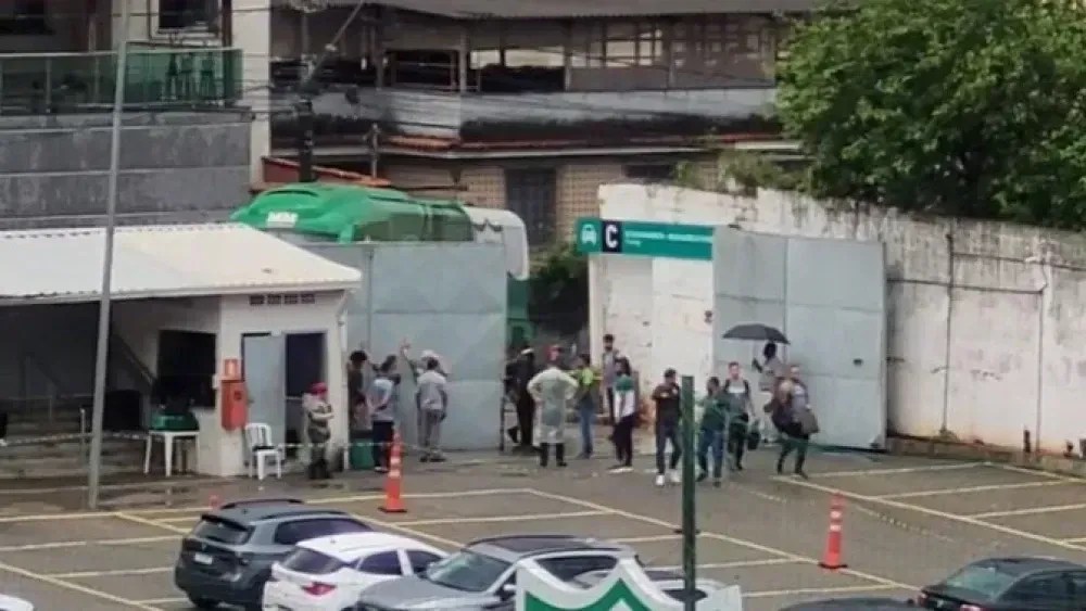 Ônibus do América-MG é “barrado” no Independência por motivo inusitado Ônibus do América-MG é “barrado” no Independência por motivo inusitado