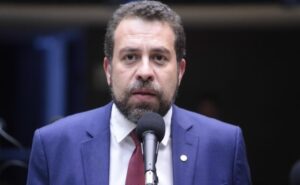 Governadores bolsonaristas fazem “demagogia com sangue”, diz Boulos