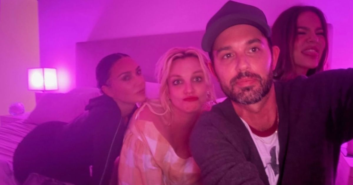 Kim, Khloé Kardashian e Britney Spears posam juntas na mesma cama; veja Kim, Khloé Kardashian e Britney Spears posam juntas na mesma cama; veja
