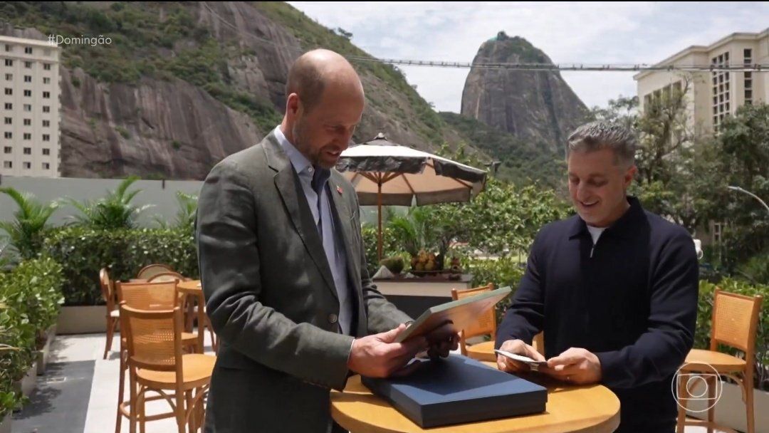 Príncipe William se emociona ao receber foto de Diana no “Domingão”
