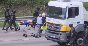 Rodoanel: veja imagens do resgate de motorista em suspeita de bomba