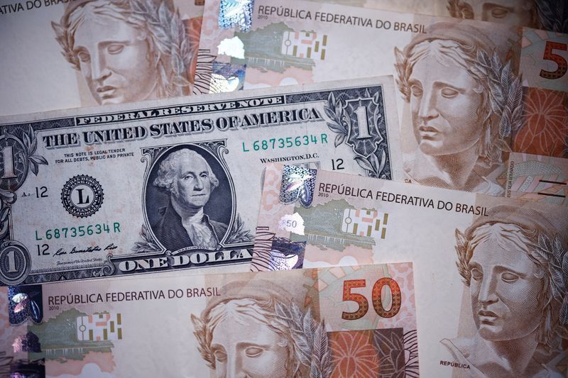 Dólar ronda estabilidade na abertura após IPCA-15 de novembro