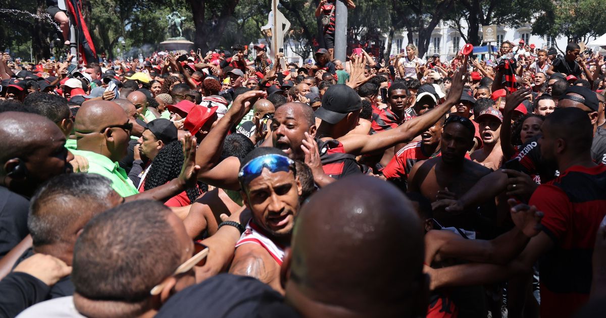 Festa do título da Libertadores do Flamengo tem princípio de confusão