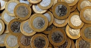 Juros futuros operam em baixa em semana de liquidez reduzida