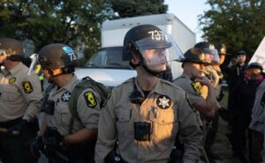 Justiça dos EUA bloqueia envio de agentes a Chicago em revés para Trump