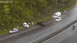 Vídeo: Homem atropela policiais que atendiam acidente em rodovia de SC