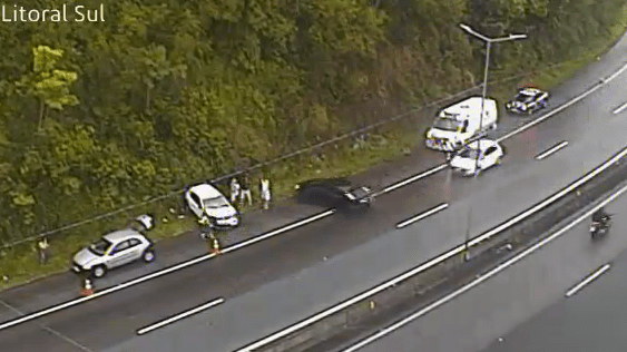 Vídeo: Homem atropela policiais que atendiam acidente em rodovia de SC