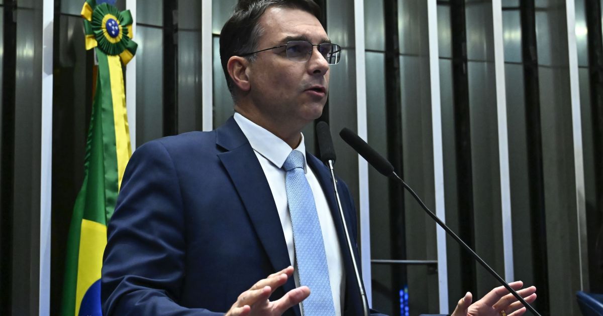 Flávio visita Bolsonaro pela 1ª vez após anúncio de candidatura Flávio visita Bolsonaro pela 1ª vez após anúncio de candidatura