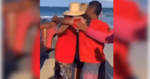 Casal agredido em Porto de Galinhas: lei veta consumação mínima em praias