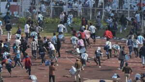 Torcedores invadem gramado e arremessam objetos em evento de Messi na Índia