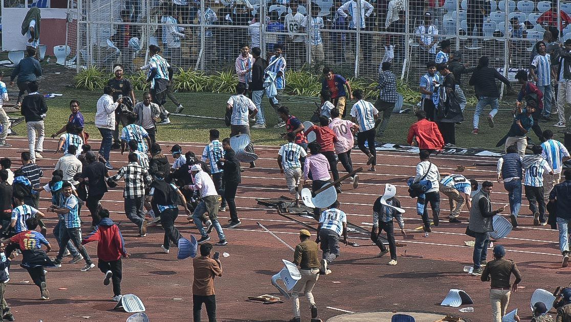 Torcedores invadem gramado e arremessam objetos em evento de Messi na Índia Torcedores invadem gramado e arremessam objetos em evento de Messi na Índia