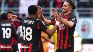 Nkunku marca dois, Milan vence Verona e assume liderança provisória