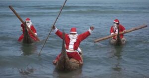 Pescadores se vestem de Papai Noel e fazem passeios gratuitos no Peru