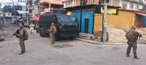 PM faz operação em Manguinhos, zona norte do Rio; moradores relatam tiros