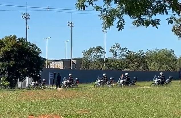Batedores da PM chegam à PF onde Bolsonaro cumpre prisão