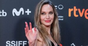 Angelina Jolie exibe cicatrizes para alertar mulheres com câncer de mama