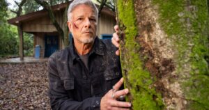 “Dona de Mim”: Jaques se esconde da polícia em casa abandonada