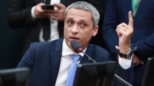 Após ser indiciado pela PF, Gustavo Gayer nega ter desviado verbas