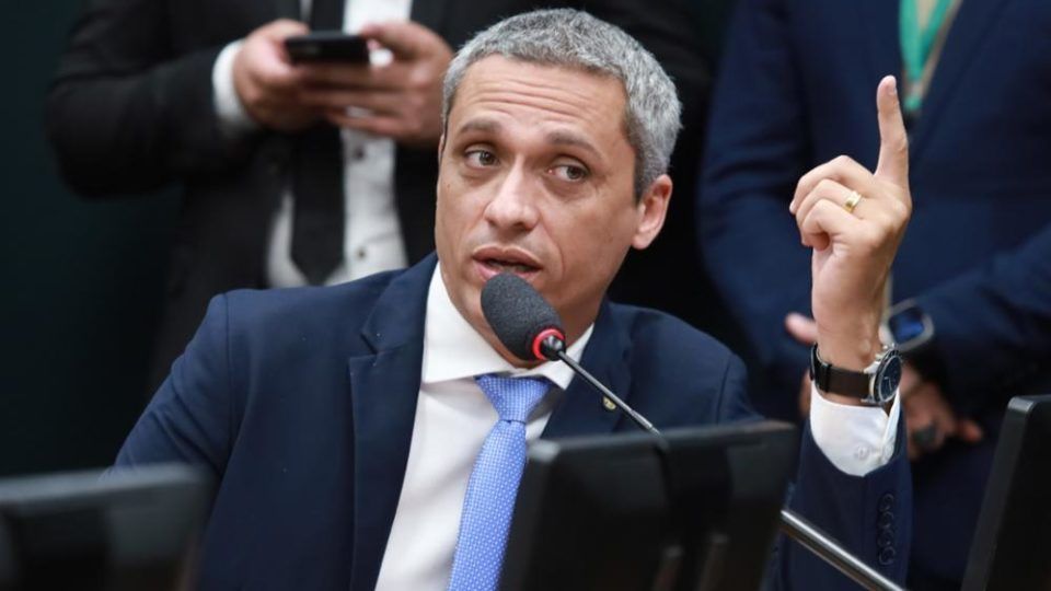 Após ser indiciado pela PF, Gustavo Gayer nega ter desviado verbas